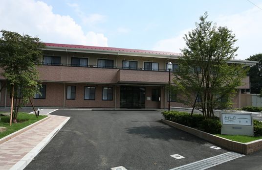 広々とした建物外観