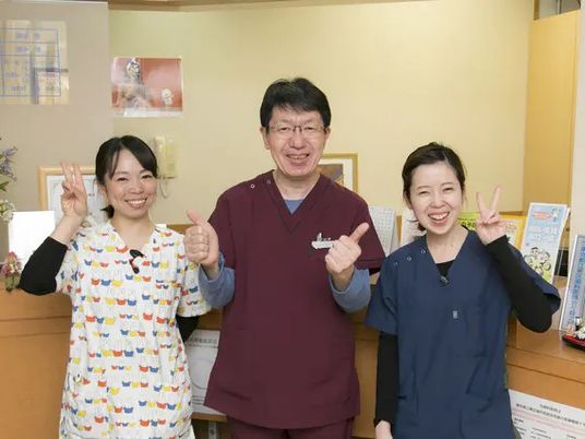 笑顔のスタッフ3人フロント
