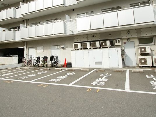 駐輪場のある外観  