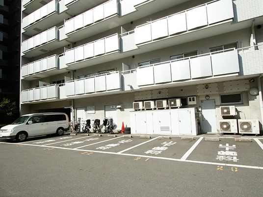 外観と駐車場  