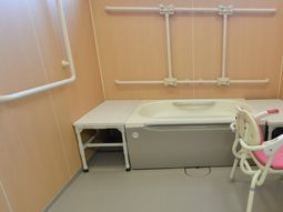 バリアフリー設計の浴室