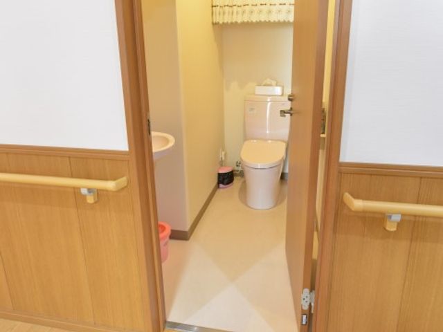 清潔なトイレスペース トイレ バリアフリー設計の清潔なトイレで、手すりが整っており、利用者様の日々の快適さが支えられています。