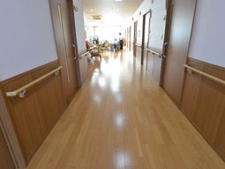 明るい廊下と安全手すり