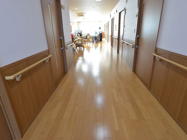 明るい廊下と安全手すり