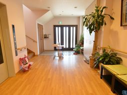 明るい木目調エントランス