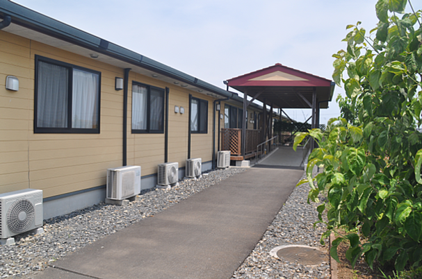 散歩道がある外観