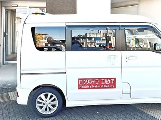 送迎車が停まる玄関前  