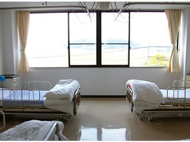 広々とした居室 居室 自然光が差し込む、明るく広々とした部屋です。ベッドが配置され、快適に過ごせます。