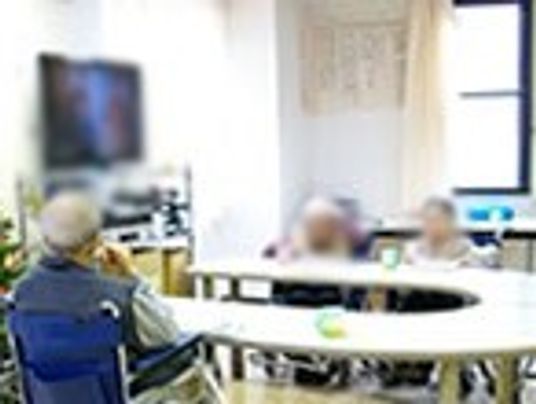 椅子に座る人々がいる部屋
