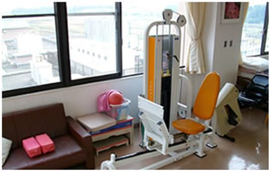 訓練機器と窓のある室内