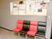 掲示板と椅子のある廊下  