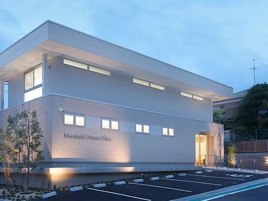 明るい外観の建物  