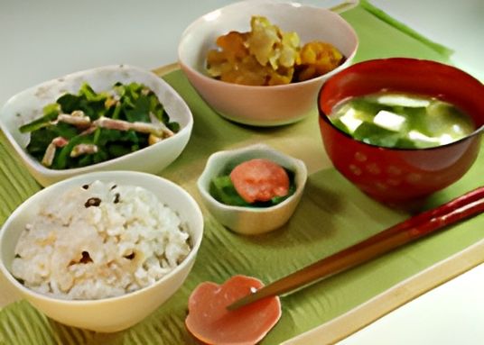 笑顔でリハビリ支援する介護士