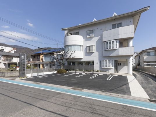 白い外観の建物前  