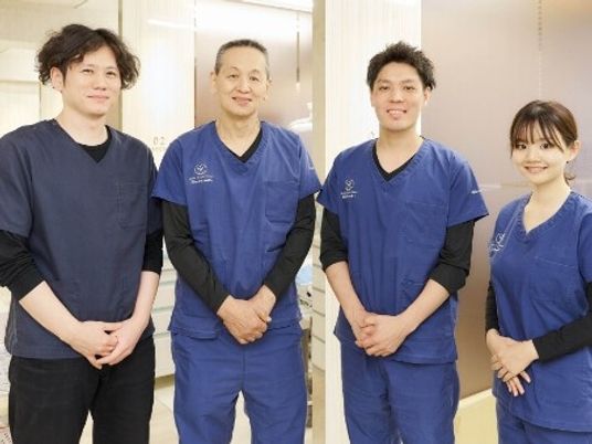 介護職員が並ぶスタッフイメージ  