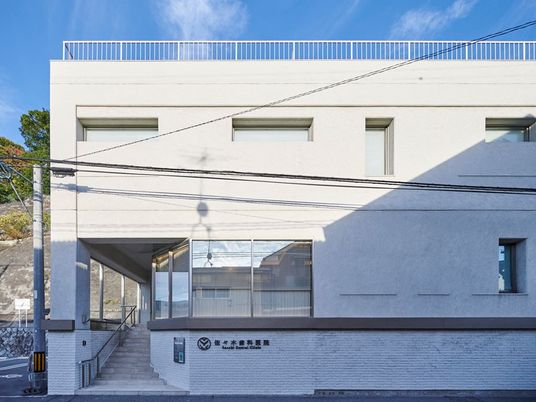 白い建物の外観  