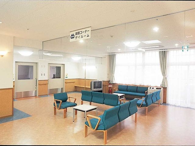明るい空間の部屋 ラウンジ 広々とした明るい空間で、自然光と共にリラックスできるラウンジです。ソファでくつろげます。