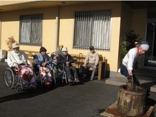 外で楽しむ人々と職員