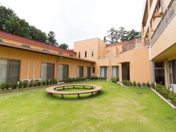 明るい中庭のある建物