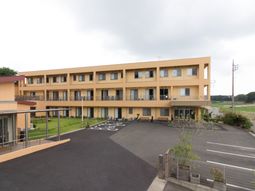 黄色い建物の外観