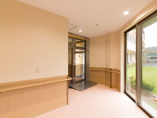 明るい広々とした廊下