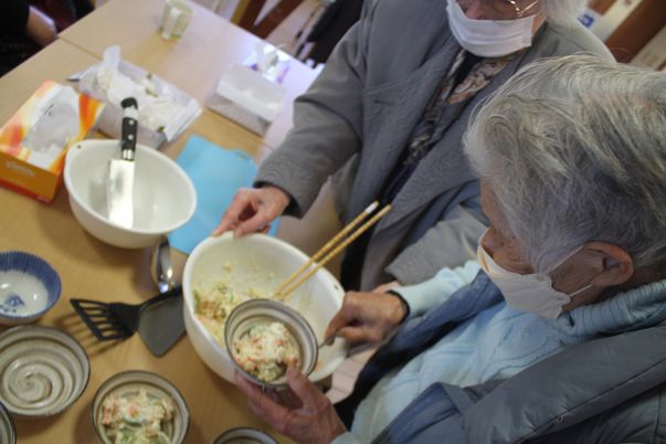 料理を分ける女性たち