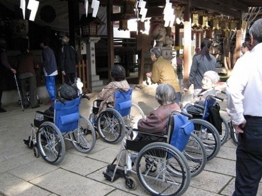 車椅子利用者と神社