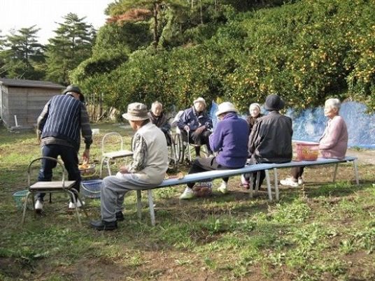 屋外で憩う利用者たち