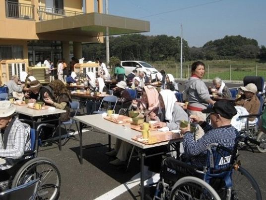 屋外でのお食事風景