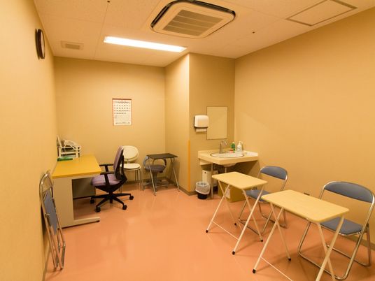 訓練用のテーブルと椅子