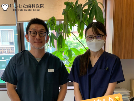 スタッフ2人の受付前  