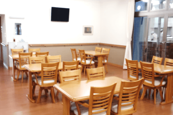 自然光が入る食堂