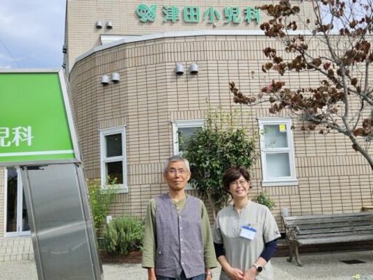 施設前の職員2人  