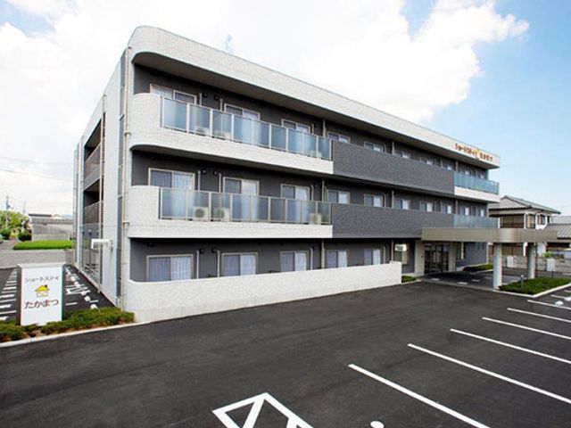建物外観 外観 広々とした駐車スペースを備えた施設です。周囲には自然光が広がり、働きやすい環境となっています。