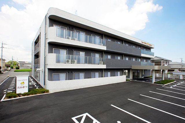 建物外観 外観 広々とした駐車スペースを備えた施設です。周囲には自然光が広がり、働きやすい環境となっています。