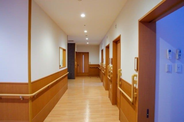 明るい廊下 廊下 手すりが設置された安全な廊下です。ゆったりとした設計で、車椅子の方も安心して移動できます。