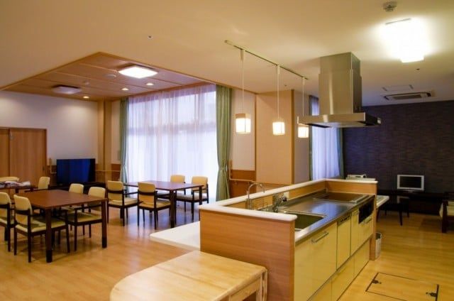 居心地の良いダイニングルーム ダイニングルーム ゆったりとしたダイニングルームです。明るい窓辺で、食事や会話をお楽しみください。