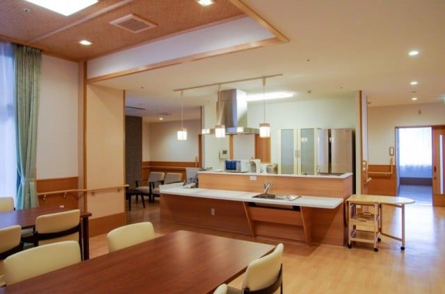 温かみのある広々とした食堂 食堂 ゆったりとした空間で明るく開放的な食堂です。リラックスして食事ができる環境が整っています。