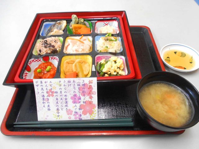 彩り豊かな食事の盛り付け 食堂 季節の食材を使ったメニューが並んでおり、見た目も美しく、栄養バランスも整っています。