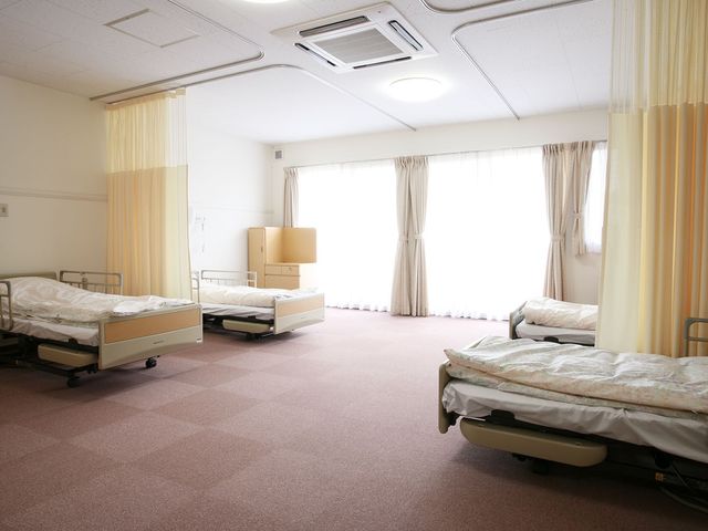 広々とした居室 居室 自然光がたっぷり入る広々とした空間です。ベッドは移動可能で、スペースも十分にあります。