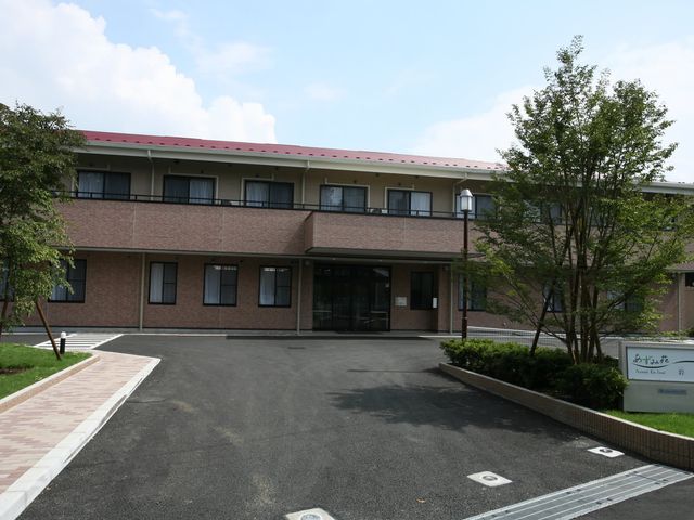 木々に囲まれた建物外観 外観 落ち着いた雰囲気と自然に囲まれたこちらの建物は、働く環境として安心感を提供してくれます。