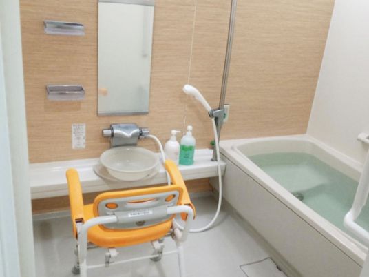 安全な設備の浴室