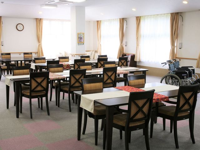 開放感のある食堂 食堂 広々とした食堂では自然光が差し込み、明るい雰囲気のなかで食事を楽しめます。車椅子利用の方も快適に過ごせます。