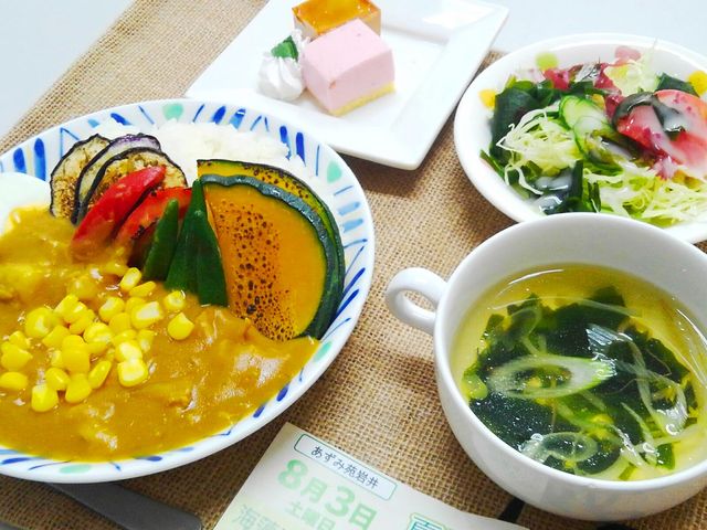 カラフルな料理を楽しむ食事 食堂 色とりどりの野菜を使った食事が提供されています。健康的なメニューで働く意欲が高まります。