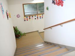 階段と壁飾りの廊下