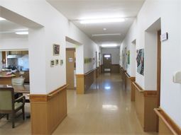 明るい通路と部屋の口
