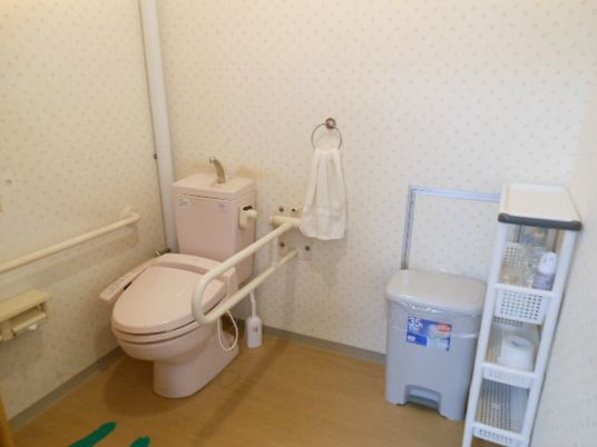 バリアフリー設計のトイレ