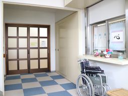 明るい廊下と車いす