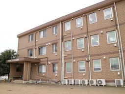 茶色の建物の外観
