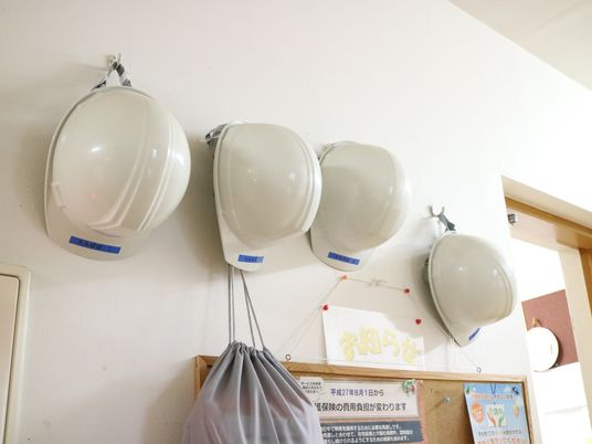 ヘルメットが掛けられた壁面